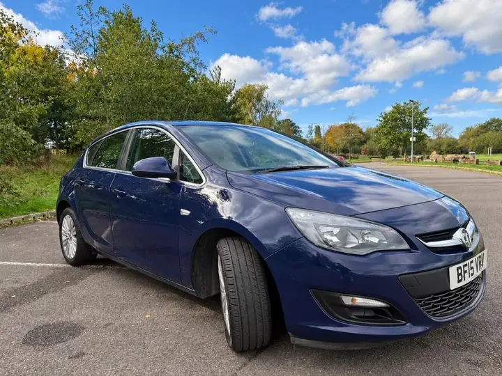 Vauxhall Astra 2015 photo 2