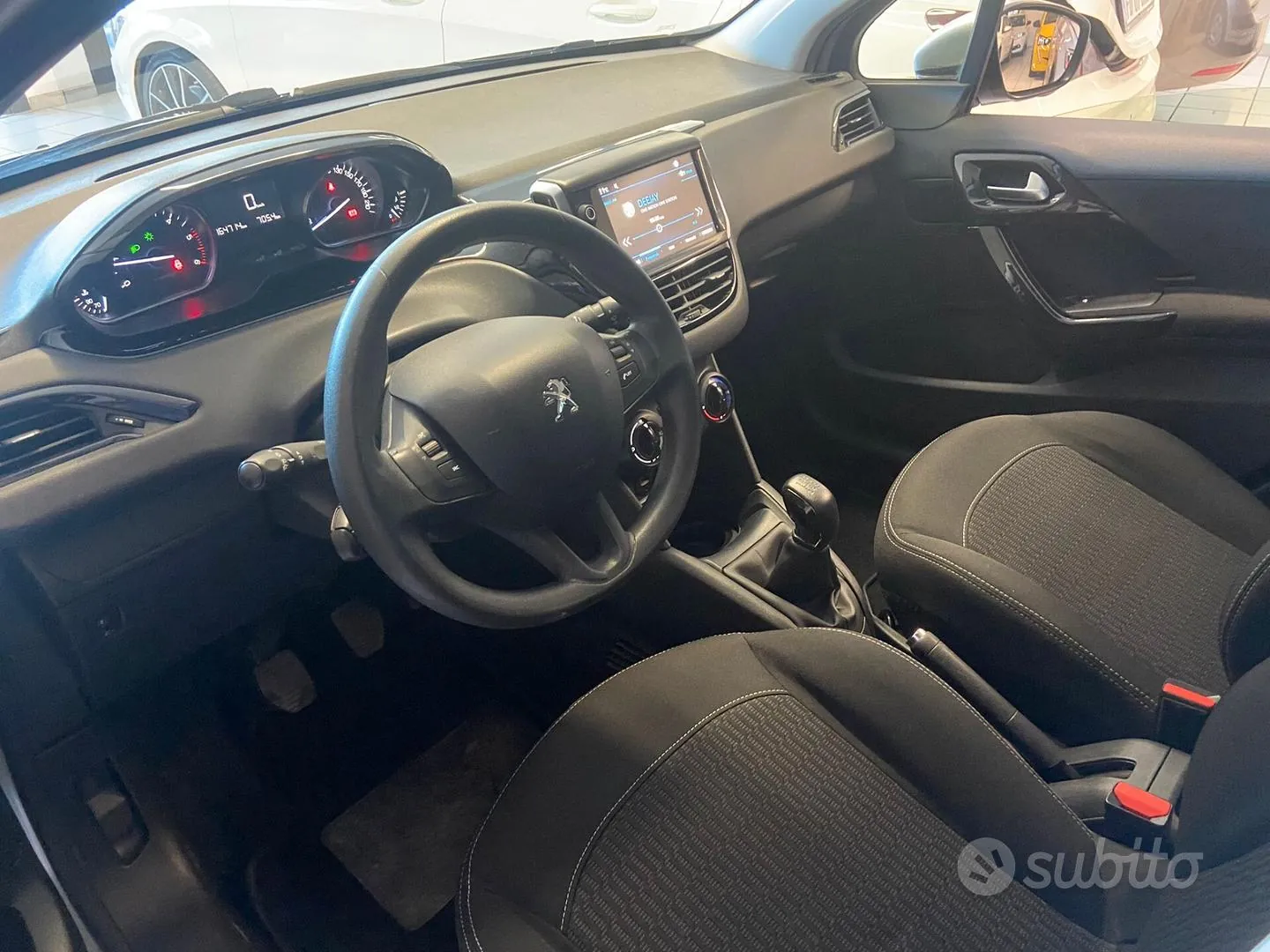 Peugeot 208 2018 photo 3