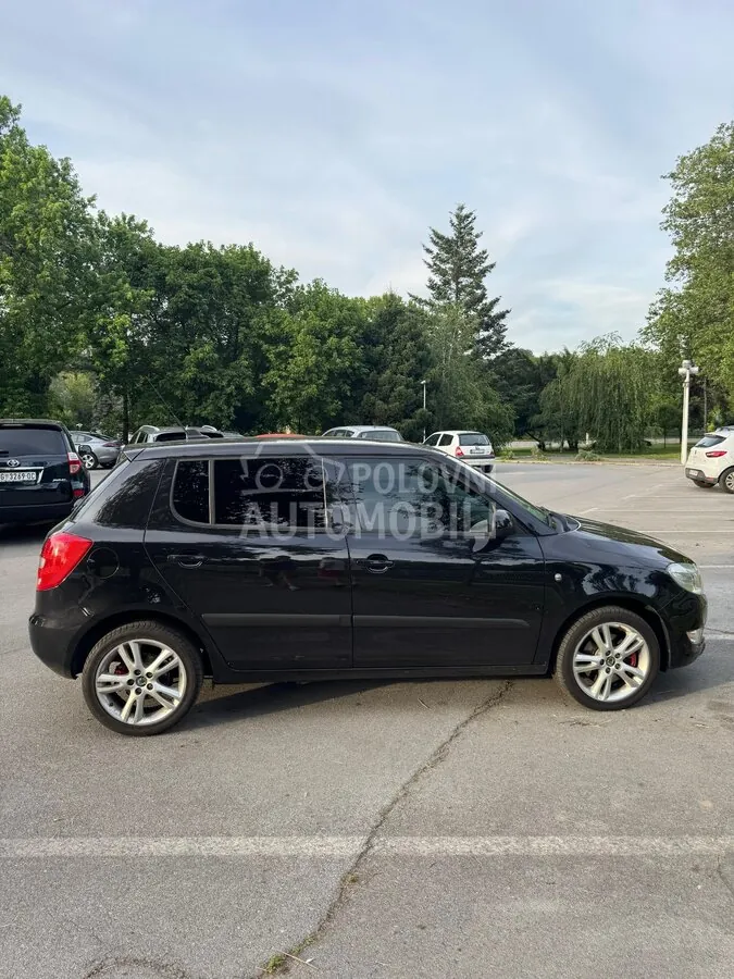 Skoda Fabia 2011 photo 2