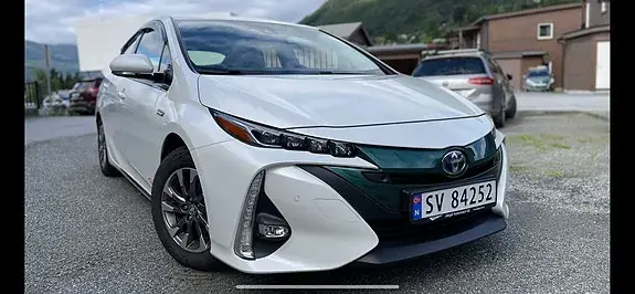 Toyota Prius Plug-In Hybrid 2017 photo 2
