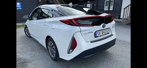 Toyota Prius Plug-In Hybrid 2017 photo 3