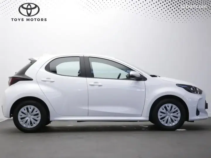 Toyota Yaris 2023 photo 2