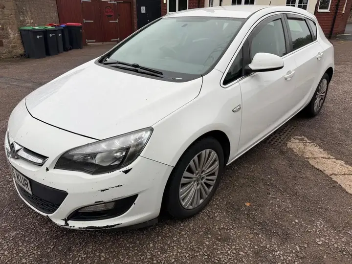 Vauxhall Astra 2015 photo 2