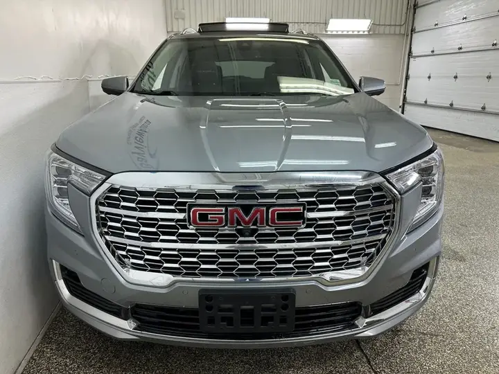 GMC Terrain 2024 photo 2