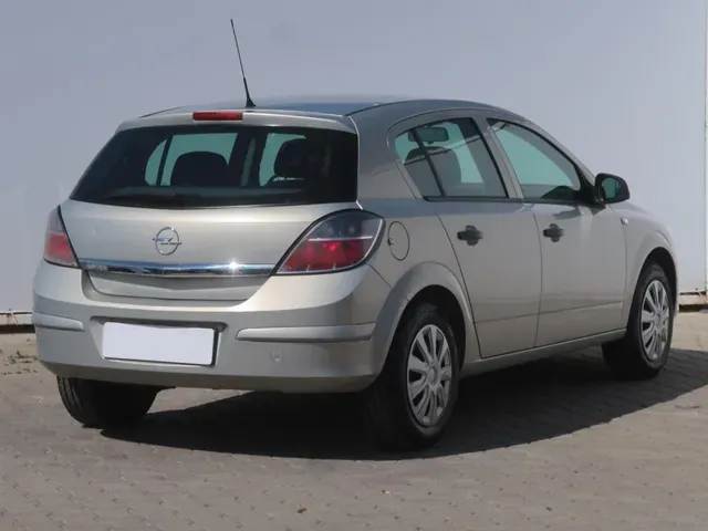 Opel Astra 2011 photo 4