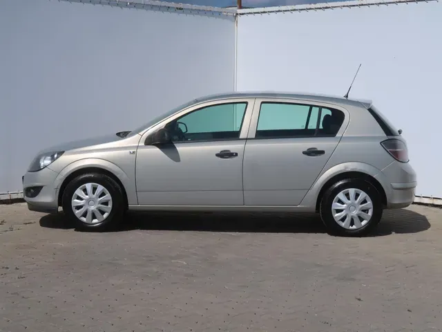 Opel Astra 2011 photo 2