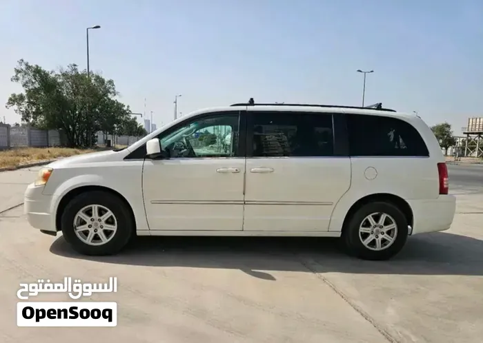 Chrysler Town & Country 2010 photo 2