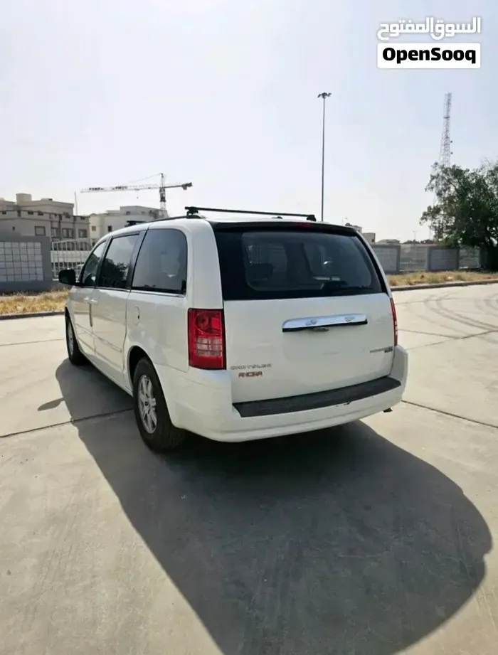 Chrysler Town & Country 2010 photo 3