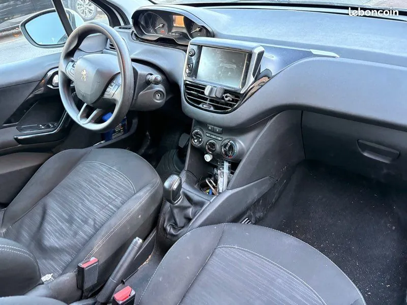 Peugeot 208 2016 photo 3