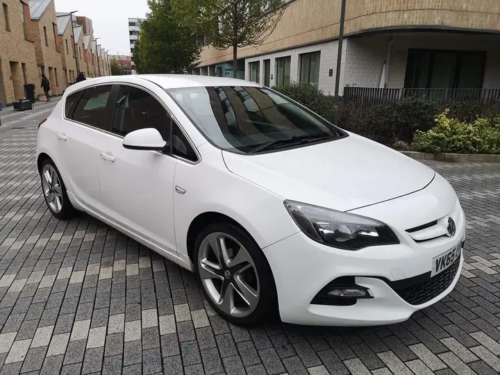 Vauxhall Astra 2015 photo 2