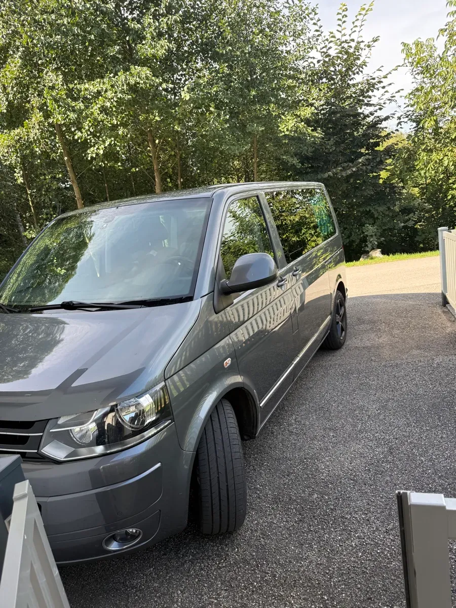 Volkswagen Multivan 2010 photo 2