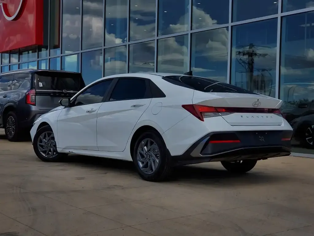 Hyundai Elantra 2025 photo 5