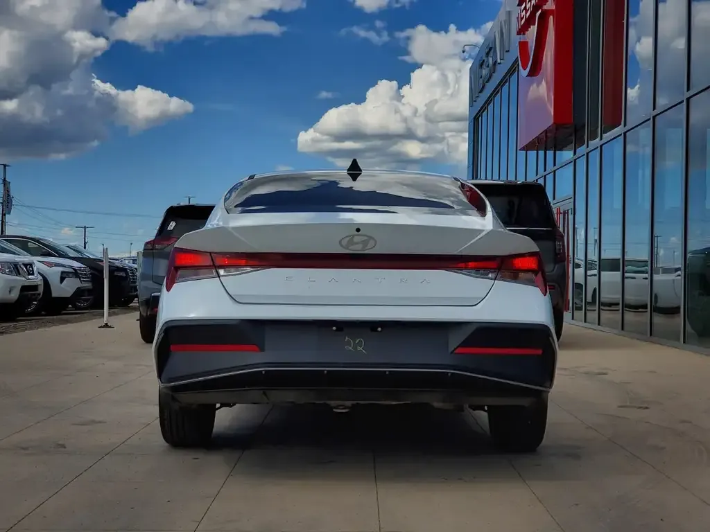 Hyundai Elantra 2025 photo 4