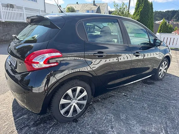 Peugeot 208 2013 photo 3