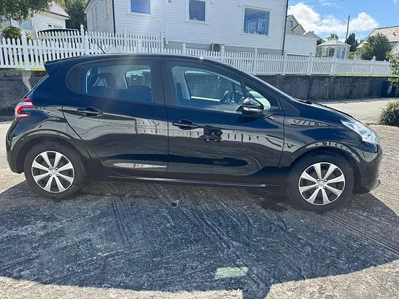 Peugeot 208 2013 photo 2
