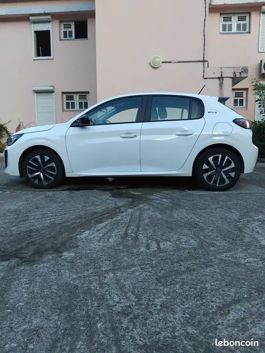 Peugeot 208 2025 photo 2