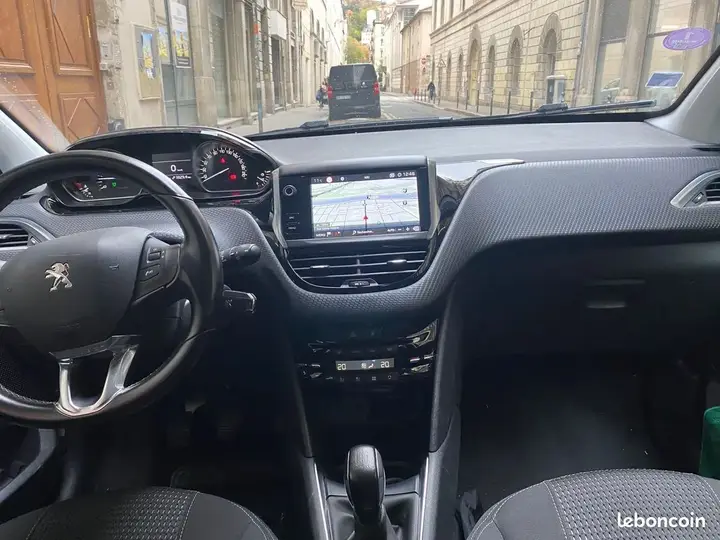 Peugeot 208 2018 photo 2