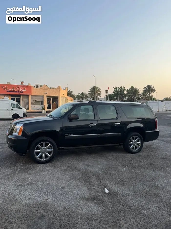 GMC Yukon Denali 2012 photo 2