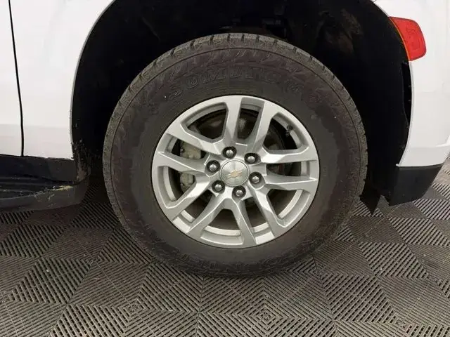 Chevrolet Suburban 2023 photo 3