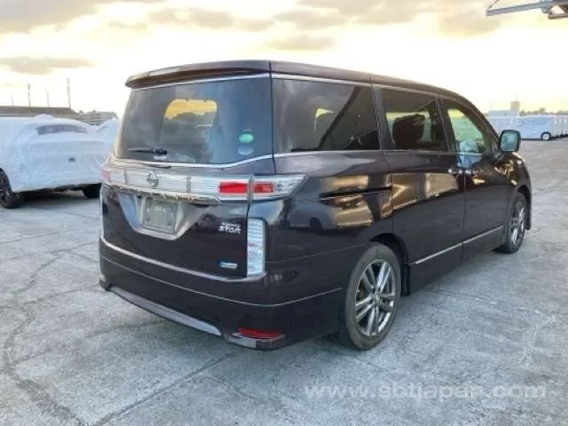Nissan Elgrand 2013 photo 4