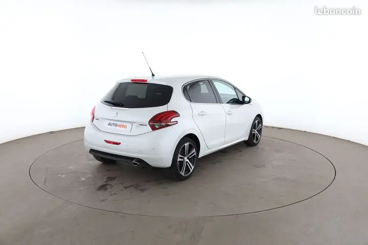 Peugeot 208 2015 photo 3