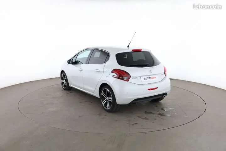 Peugeot 208 2015 photo 2