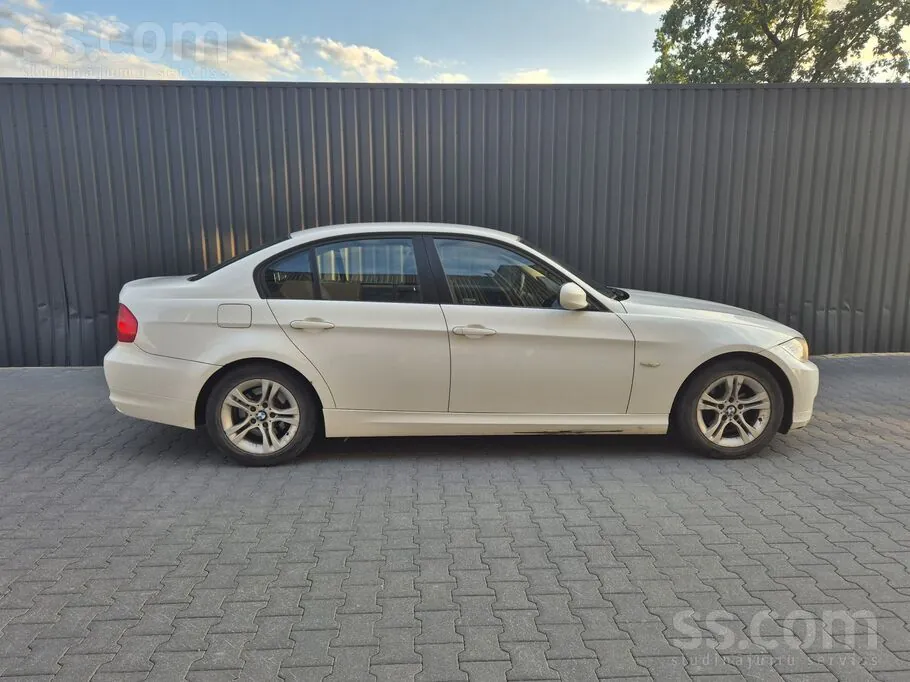 BMW 318 2009 photo 4