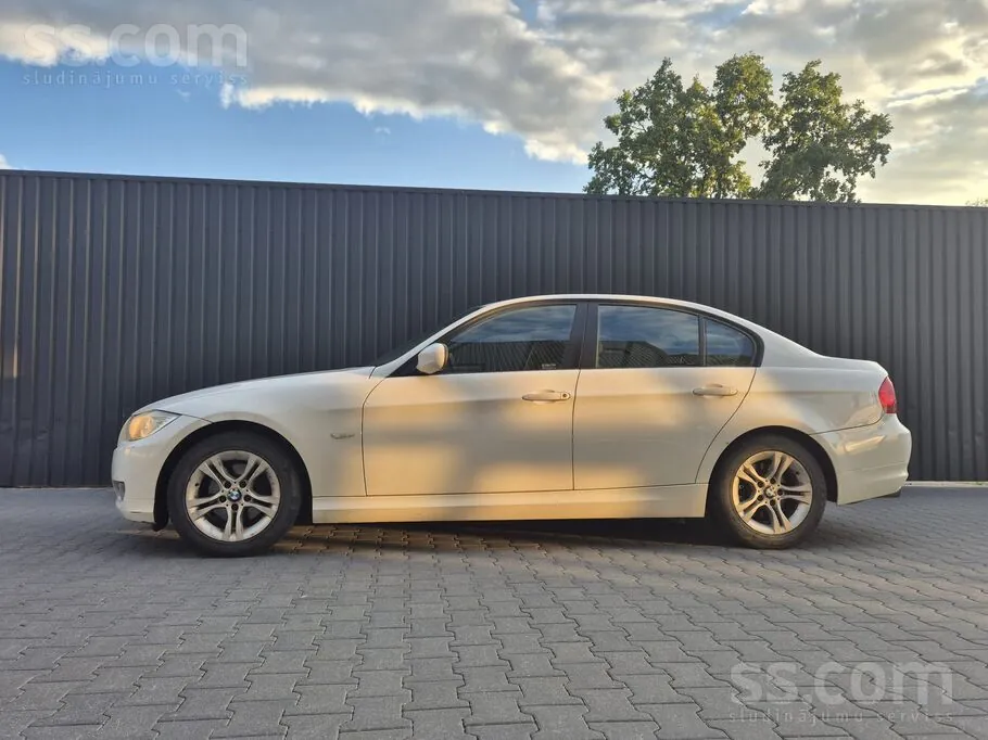 BMW 318 2009 photo 2