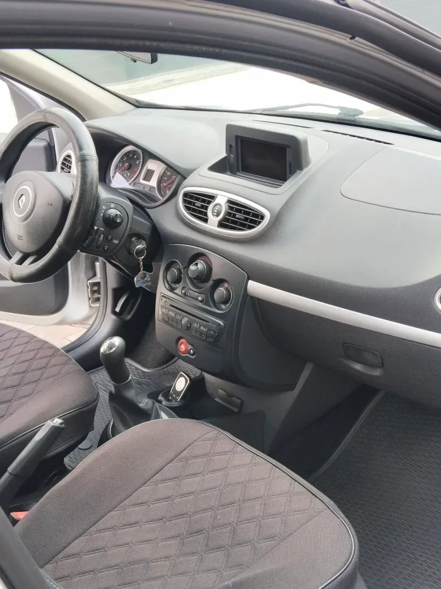 Renault Clio 2010 photo 2