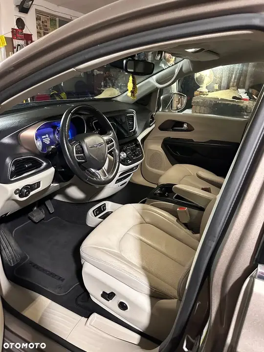 Chrysler Pacifica 2017 photo 3