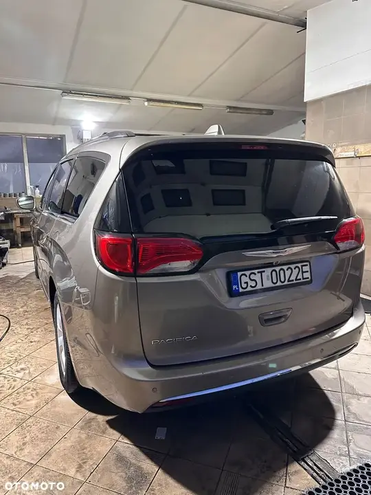 Chrysler Pacifica 2017 photo 2