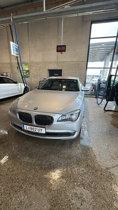BMW 7 Series 2009 photo 2