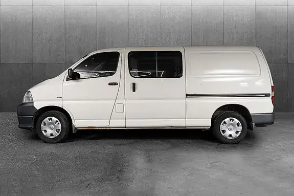 Toyota Hiace 2011 photo 3