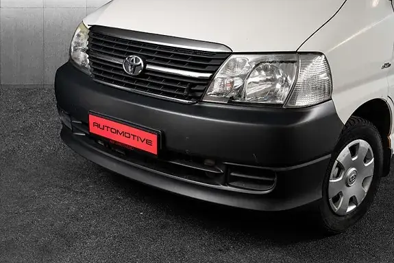 Toyota Hiace 2011 photo 2