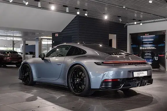 Porsche 911 Carrera 4 Gts 2025 photo 3