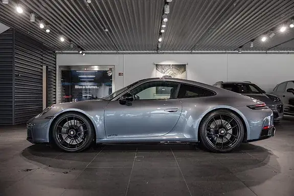 Porsche 911 Carrera 4 Gts 2025 photo 2