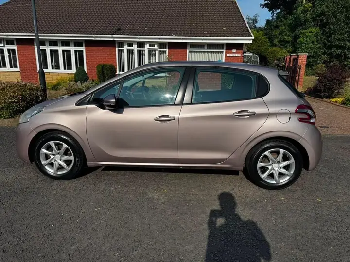 Peugeot 208 2013 photo 2