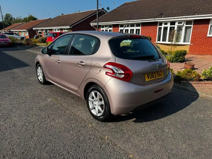 Peugeot 208 2013 photo 3