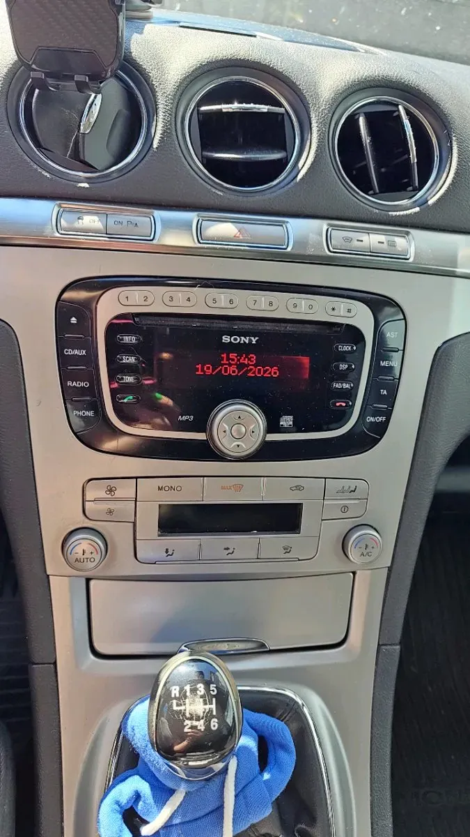 Ford Galaxy 2011 photo 2
