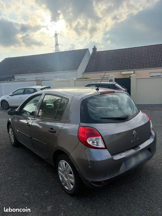 Renault Clio 2010 photo 2