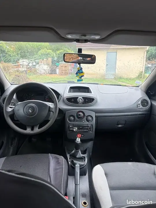 Renault Clio 2010 photo 3