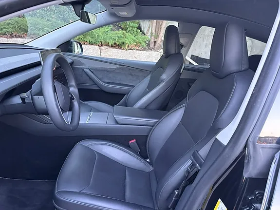 Tesla Model Y 2025 photo 4