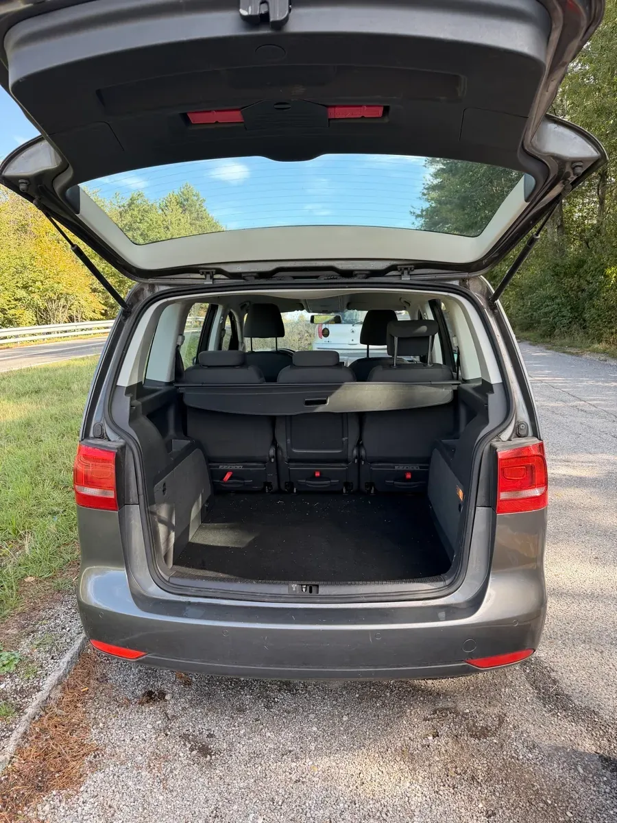 Volkswagen Touran 2011 photo 3