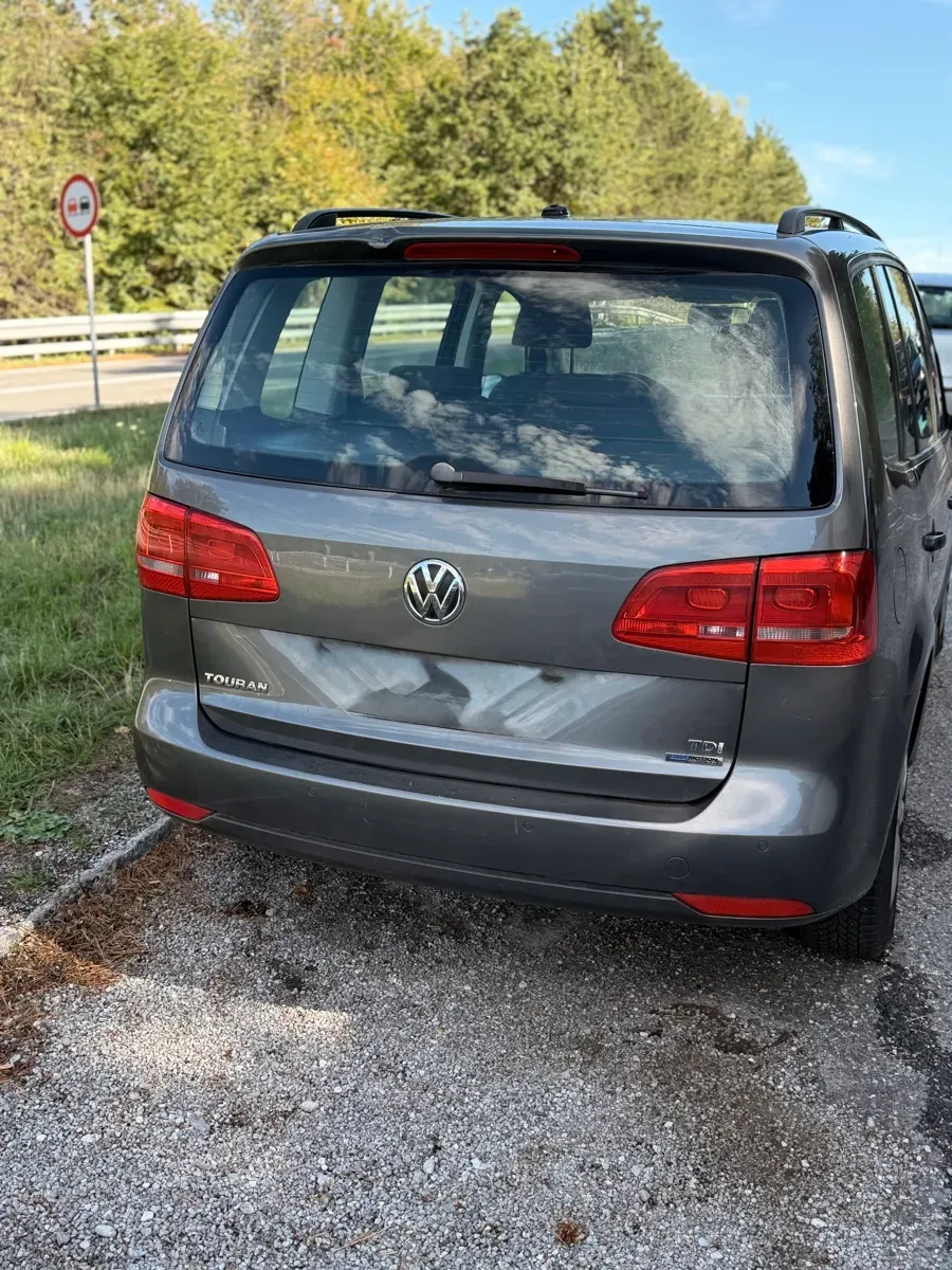 Volkswagen Touran 2011 photo 2