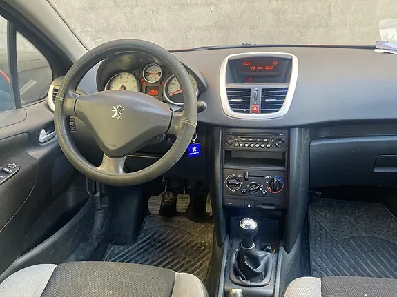 Peugeot 207 2008 photo 2