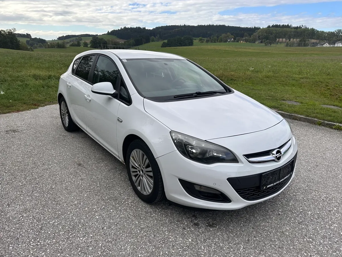 Opel Astra 2013 photo 3
