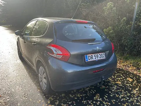 Peugeot 208 2012 photo 3