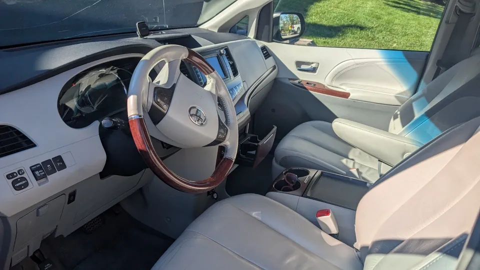 Toyota Sienna 2011 photo 3