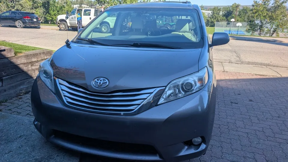 Toyota Sienna 2011 photo 2