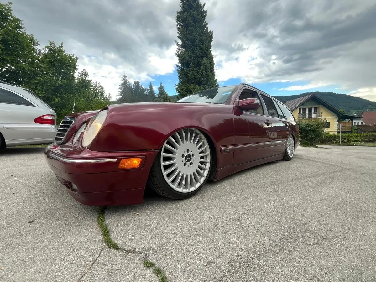 Mercedes-Benz E-Class 2001 photo 2